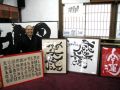 信金ギャラリーに飾る準備